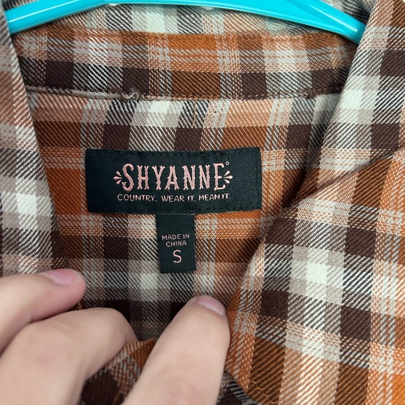 Size small shyanne snap shirt - Picture 5 of 5